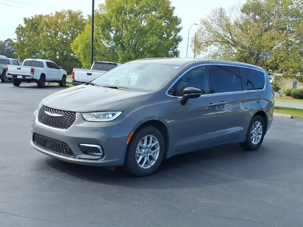 Used 2025 Chrysler Pacifica Select FWD image 7
