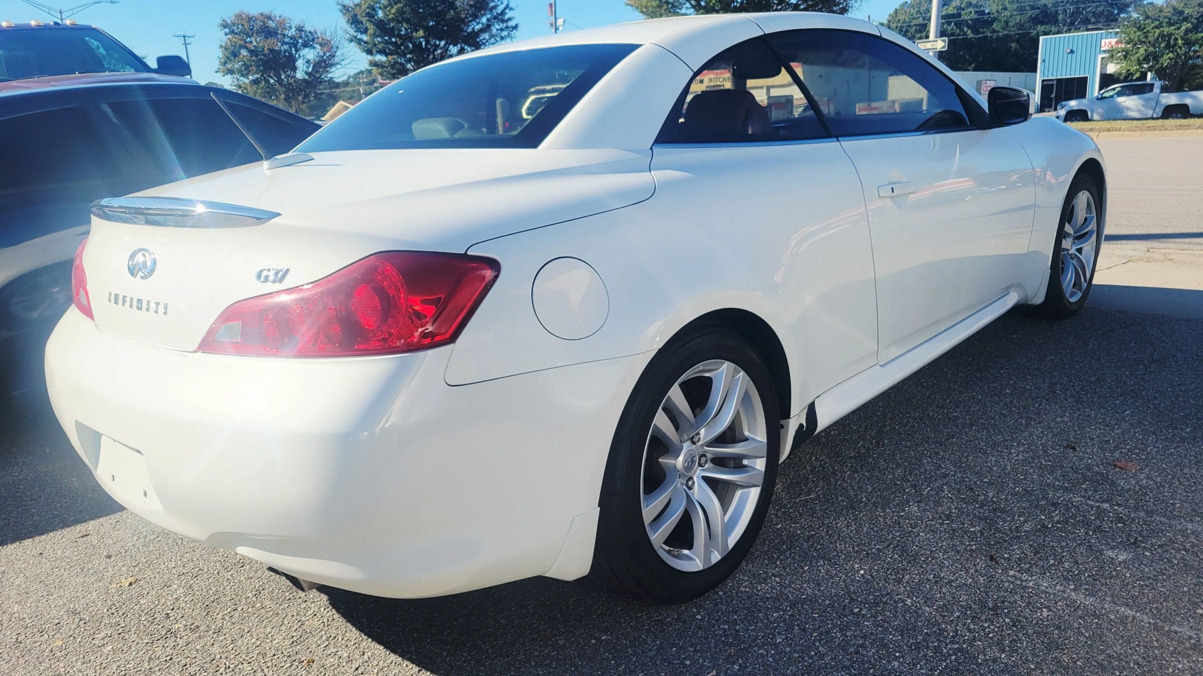 Used 2009 INFINITI G37 Convertible w/ Premium Pkg RWD image 3