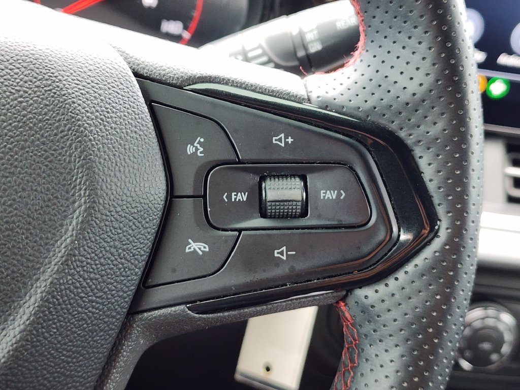 Used 2025 Chevrolet Trax RS FWD image 24