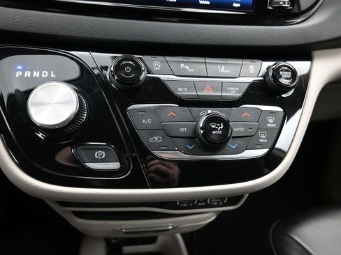 Certified 2023 Chrysler Pacifica Touring-L FWD image 19