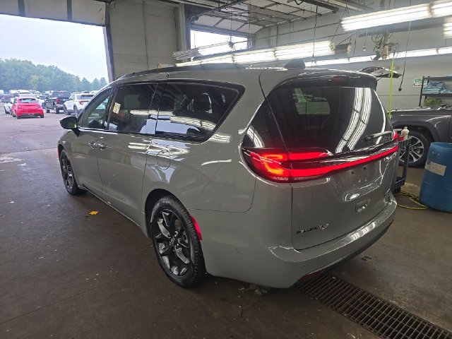 Used 2025 Chrysler Pacifica Limited FWD image 5
