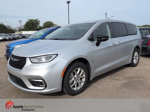 Used 2024 Chrysler Pacifica Touring-L FWD image 2