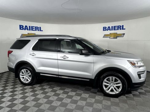 Used 2018 Ford Explorer XLT image 6