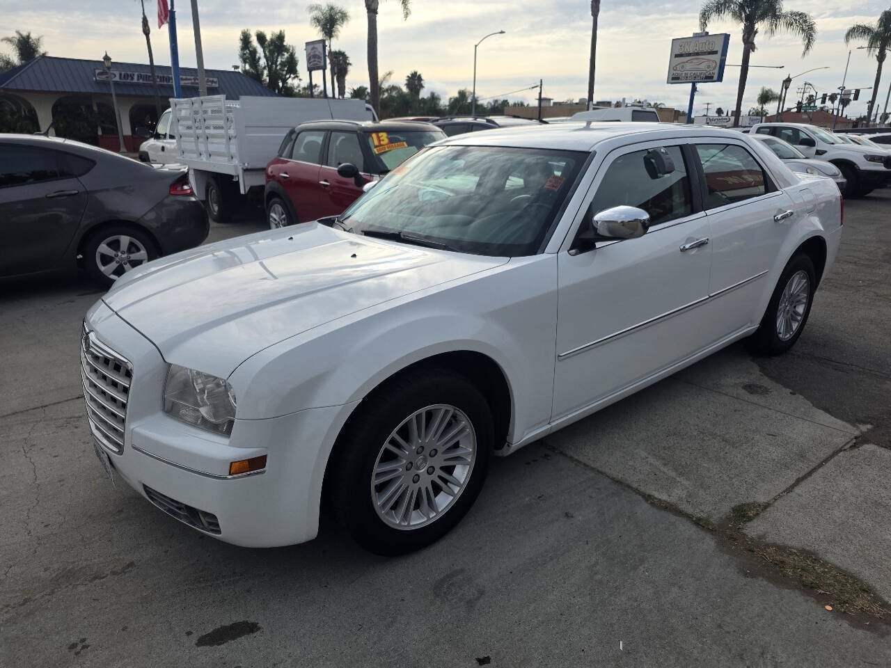 Used 2010 Chrysler 300 Touring RWD image 3