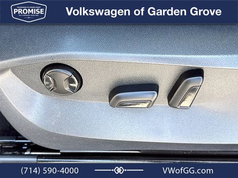 Used 2023 Volkswagen Tiguan SE w/ Panoramic Sunroof Package FWD image 15