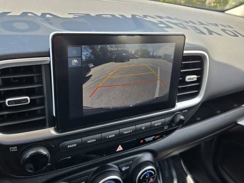 Used 2025 Hyundai Venue SEL image 19