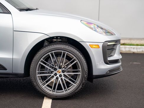 Certified 2026 Porsche Macan AWD/4WD image 9