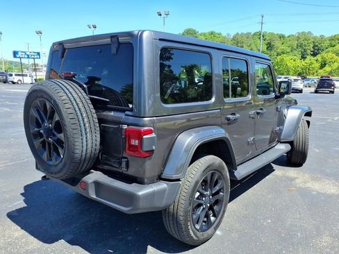 Used 2025 Jeep Wrangler Unlimited Sahara AWD/4WD image 15