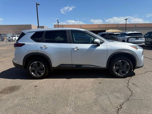 Certified 2025 Nissan Rogue SV FWD image 4