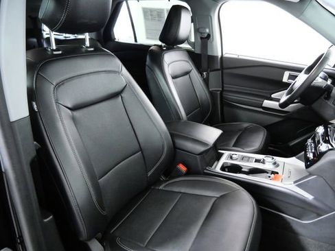 Certified 2024 Ford Explorer Limited w/ Limited Technology Package image 3