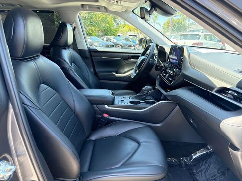 Used 2023 Toyota Highlander XLE AWD/4WD image 32