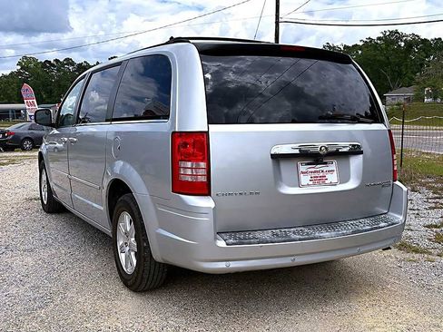 Used 2009 Chrysler Town & Country Touring FWD image 11