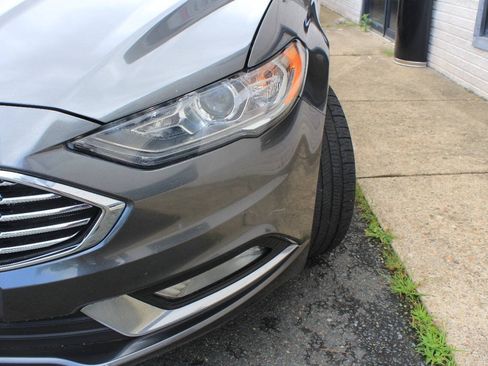 Used 2017 Ford Fusion SE w/ Equipment Group 201A FWD image 3