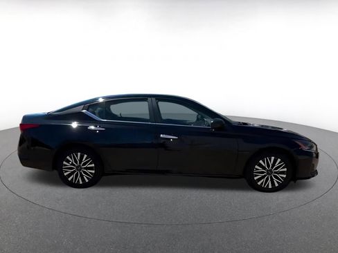 Used 2025 Nissan Altima 2.5 SV FWD image 16