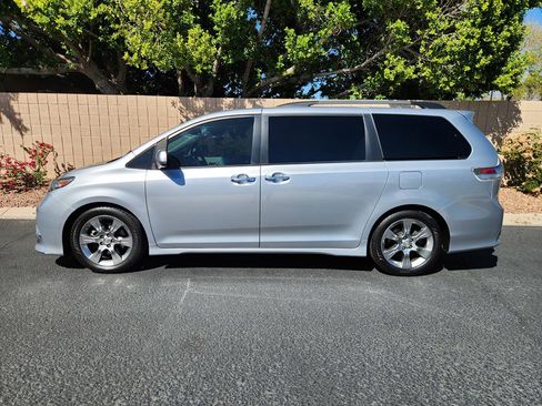 Used 2014 Toyota Sienna SE image 16