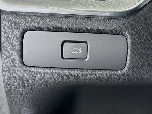 Used 2025 Volvo XC60 B5 Plus image 17