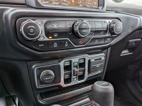 Used 2020 Jeep Wrangler Unlimited Sahara w/ Uconnect 4C Nav & Sound Group image 23