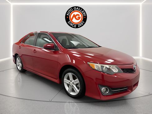 Used 2012 Toyota Camry SE FWD image 1