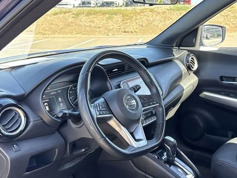 Used 2019 Nissan Kicks SR w/ SR Premium Package image 12