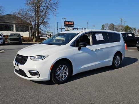 Used 2024 Chrysler Pacifica Touring-L image 3