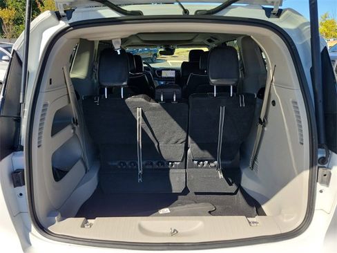 Used 2023 Chrysler Pacifica Limited image 11