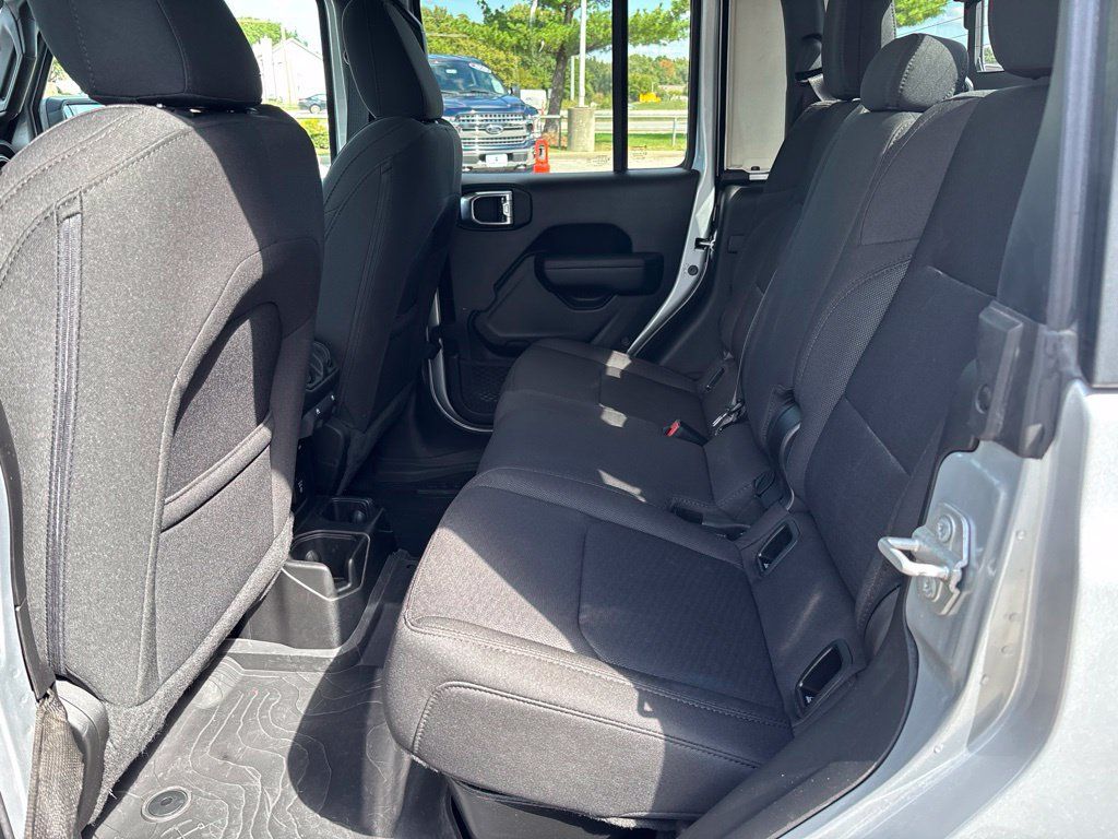 Used 2023 Jeep Gladiator Sport AWD/4WD image 16