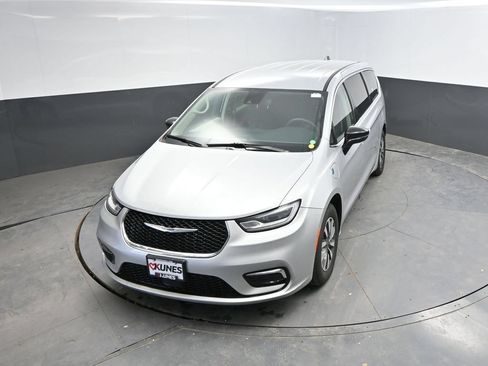 Used 2024 Chrysler Pacifica Limited FWD image 26
