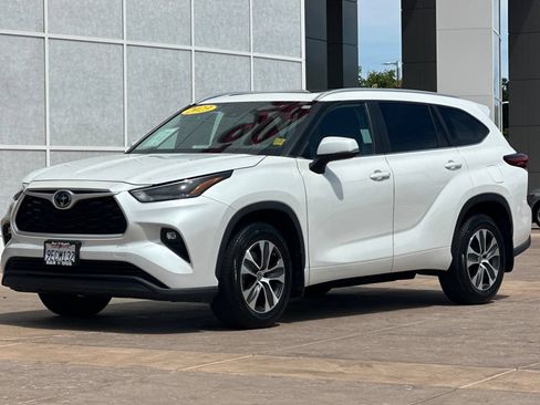 Certified 2023 Toyota Highlander XLE AWD/4WD image 10