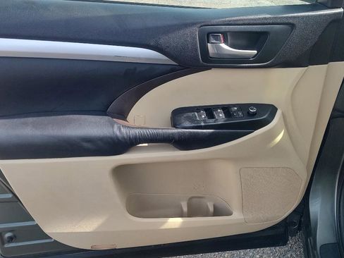 Used 2016 Toyota Highlander XLE w/ Four Season Floor Mat Package AWD/4WD image 7