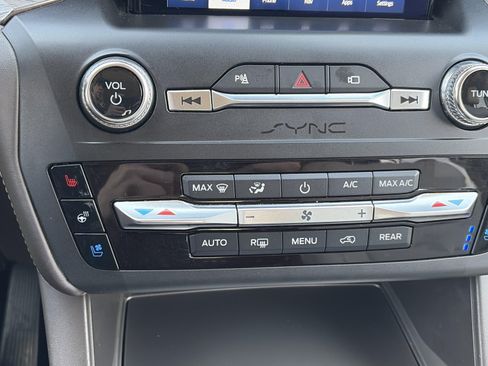 Used 2020 Ford Explorer Platinum w/ Premium Technology Package AWD/4WD image 24