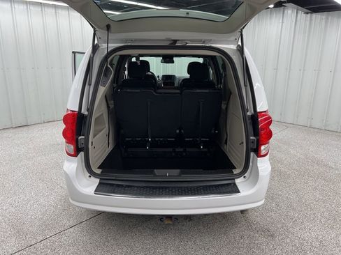 Used 2019 Dodge Grand Caravan SXT image 9
