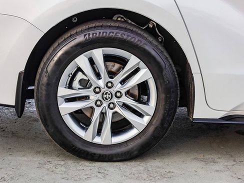 Used 2023 Toyota Sienna Limited image 11