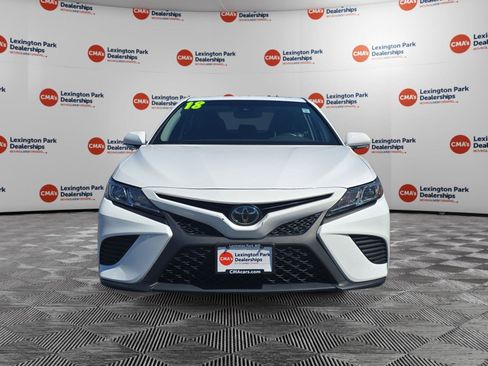 Used 2018 Toyota Camry SE w/ Moonroof Package FWD image 2