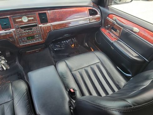Used 2004 Lincoln Town Car Signature RWD image 15