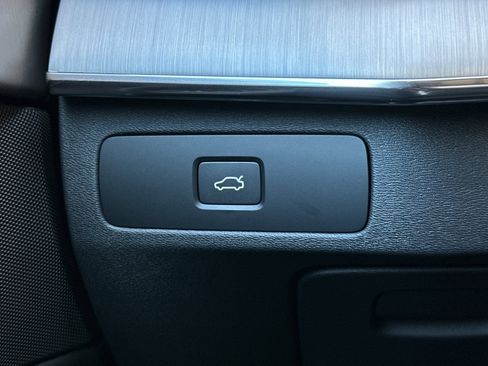 Certified 2025 Volvo XC90 B5 Core w/ Protection Package Premier image 32