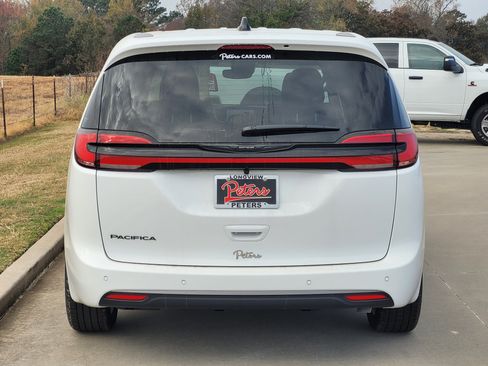 New 2026 Chrysler Pacifica Select image 4