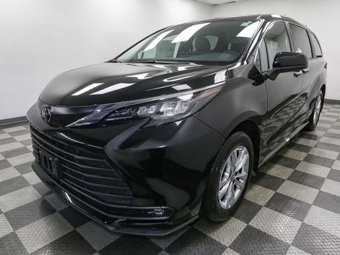 New 2026 Toyota Sienna XLE image 4
