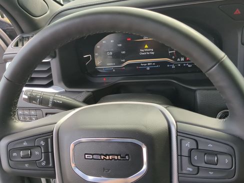 Used 2023 GMC Yukon XL Denali AWD/4WD image 13