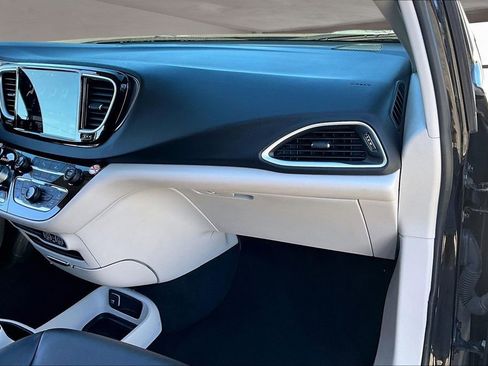 Used 2024 Chrysler Pacifica Touring-L image 27