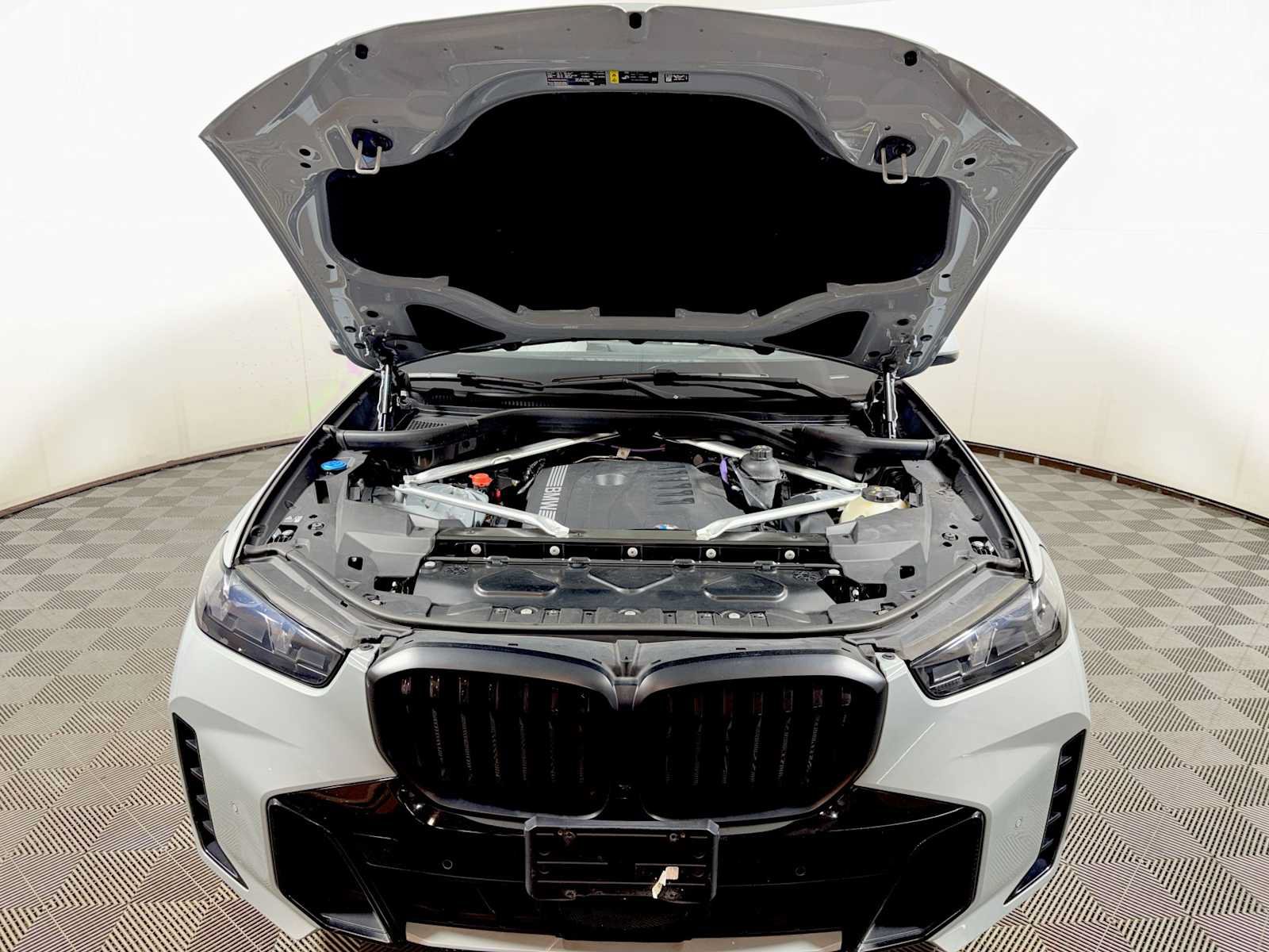 Used 2024 BMW X5 xDrive40i w/ M Sport Package AWD/4WD image 31