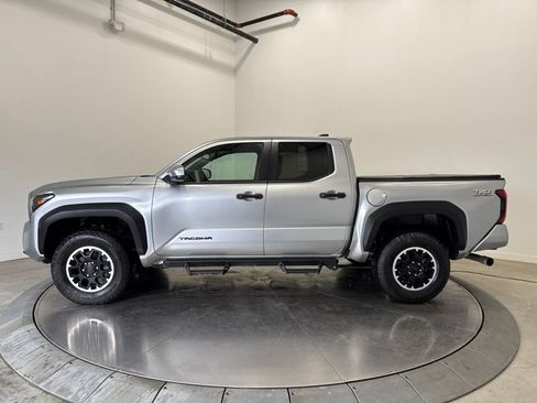 Used 2024 Toyota Tacoma TRD Off-Road AWD/4WD image 4