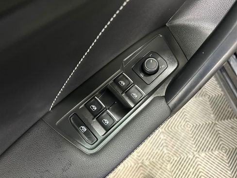 Used 2024 Volkswagen Tiguan SE image 16