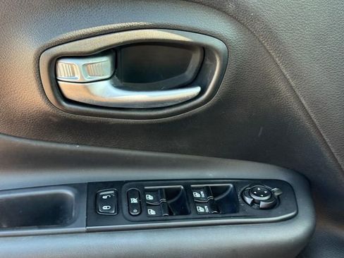 Used 2022 Jeep Renegade Limited image 24