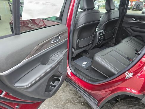 New 2025 Jeep Grand Cherokee Limited image 18