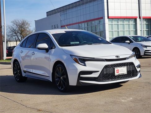 Used 2025 Toyota Corolla SE image 2