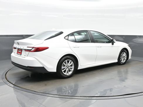 Used 2025 Toyota Camry SE image 6