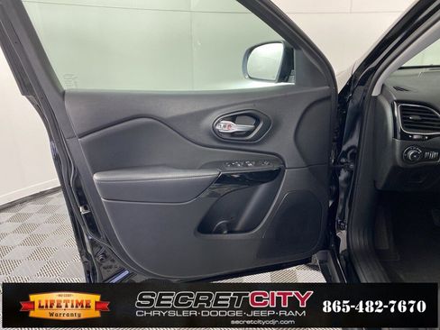 Used 2023 Jeep Cherokee Altitude Lux image 12