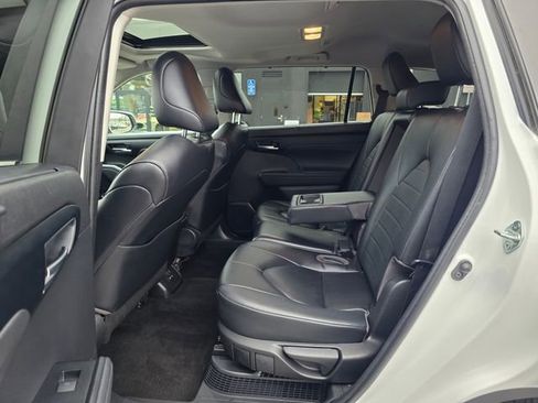 Used 2023 Toyota Highlander XLE AWD/4WD image 20