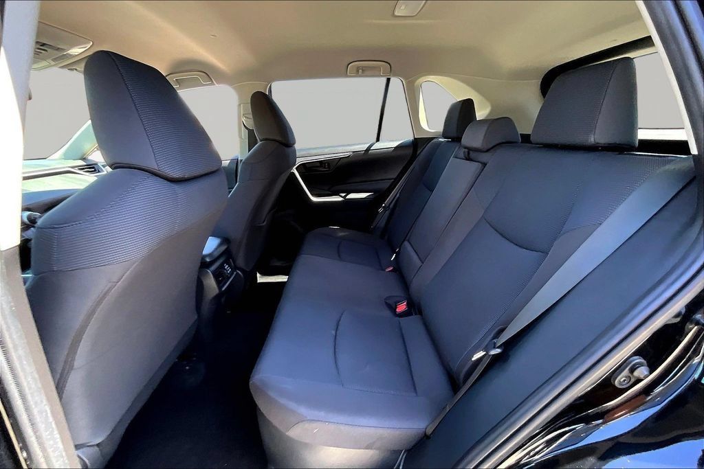 Used 2022 Toyota RAV4 LE AWD/4WD image 23