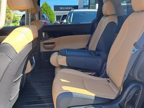 Used 2024 Kia Carnival EX FWD image 24